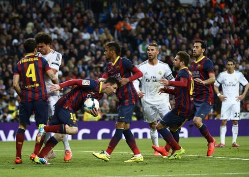 Messi raccoglie il pallone, Pepe e Fabregas litigano. Afp